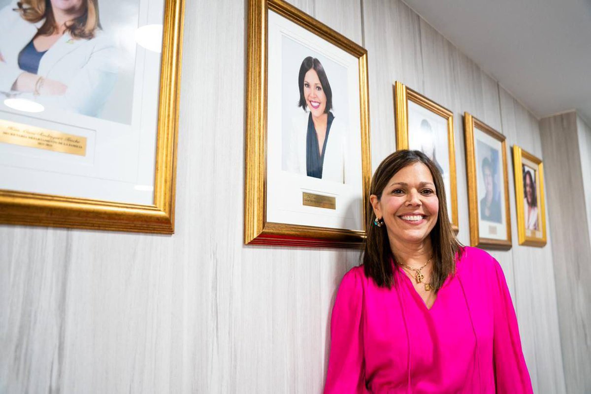 SomosFamiliaPR's tweet photo. En medio de un ambiente de gran camaradería, Idalia Colón Rondón, la Dra. Carmen Ana González Magaz y la Lcda. Yanitsia Irizarry Méndez, se reunieron con Roig Fuertes comprometiéndose así con el bienestar de todas las familias de Puerto Rico. https://t.co/SdB6D8jcy7