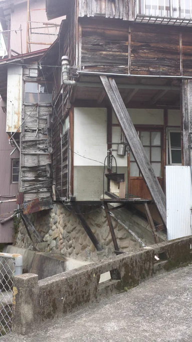 これは2014年頃に行った岐阜県下呂市金山の筋骨めぐり。当時も「めっちゃダンジョン〜!」ってなったから、サイレントヒルfプレイした人はぜひ聖地巡礼してほしい。