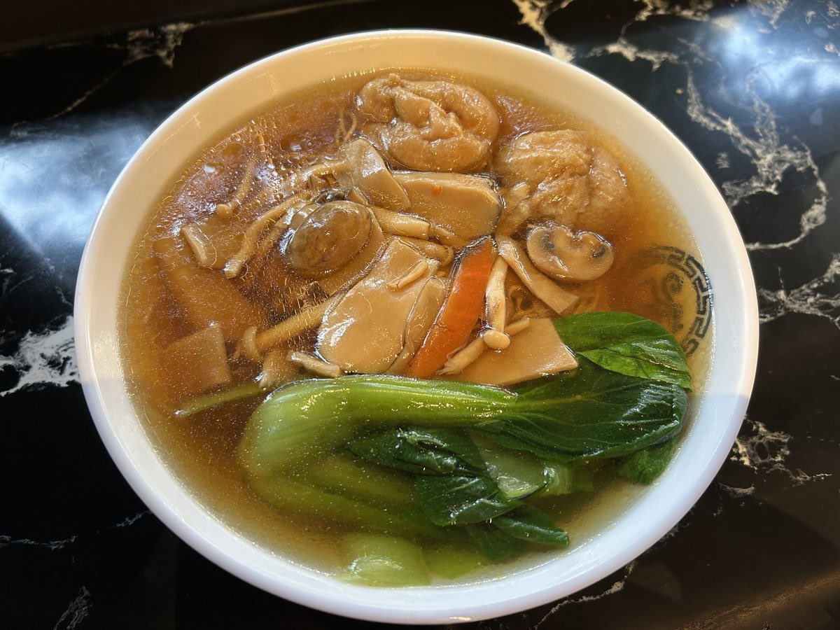 shutozennin's tweet photo. 懐かしの羅漢上素麺。さっぱりしたスープの中に細いストレート麺が沈み、その上に椎茸、フクロダケ、エリンギ、エノキダケなどのキノコと人参や揚げ麩を少し甘めの醤油煮込みにしたものがのり、茹でたチンゲン菜が添えられている。 https://t.co/6BBfA7T9yO
