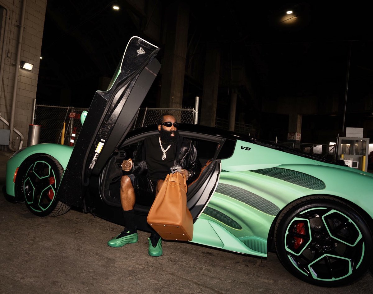 NBAdoPovo's tweet photo. OLOKO

James Harden chegou pro jogo de hoje numa Maserati com uma customização inspirada no Adidas Harden Vol.9 "Metamorphosis"

📷 @NickDePaula https://t.co/qy8xniwwCj