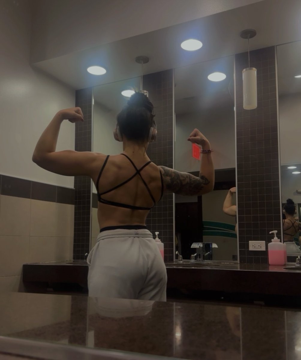 c8_stolley's tweet photo. Can we all take a collective moment to appreciate my 3 month progress? https://t.co/4OdLhUM1IS