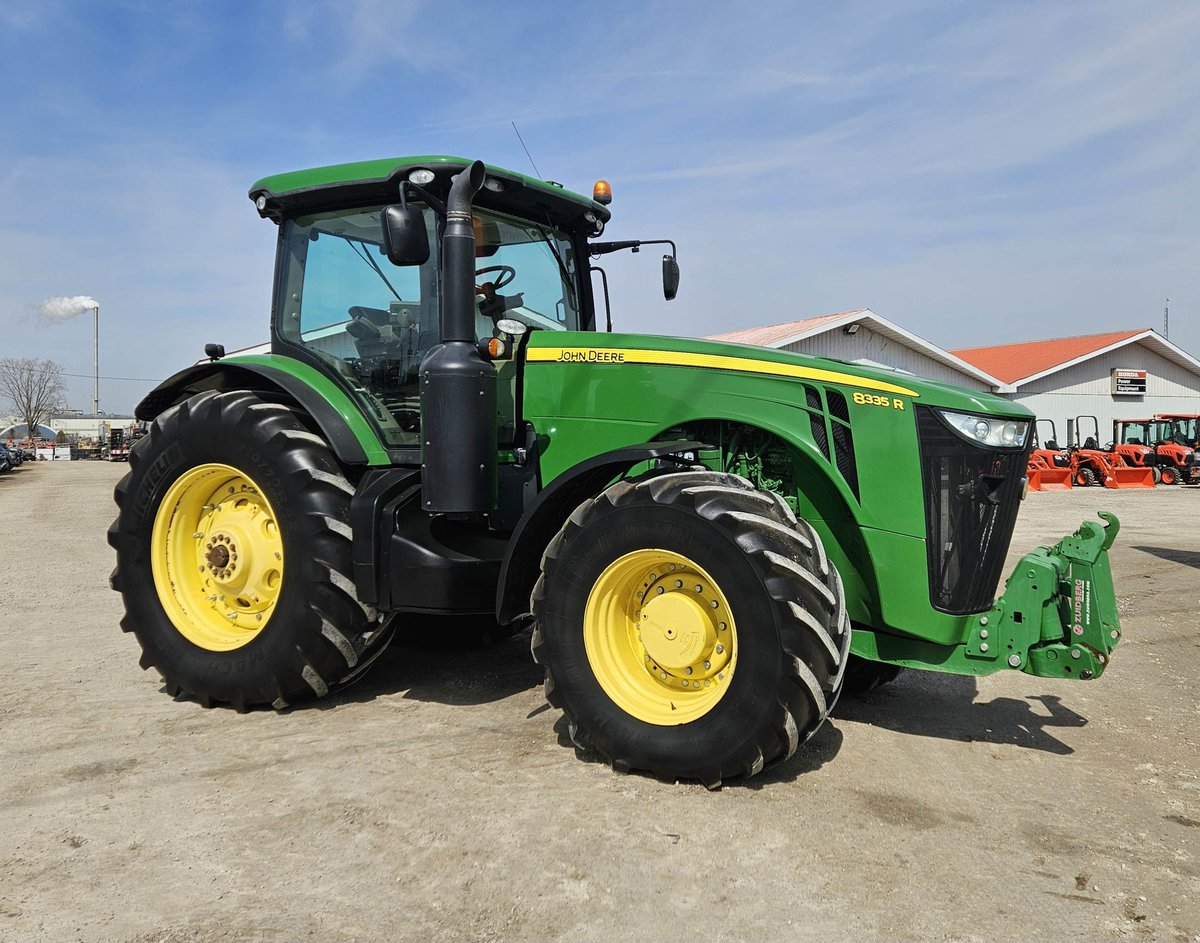 southpointequip's tweet photo. Fresh trade alert!!👀👀
2013 John Deere 8335R with only 1680 hrs. 
50km IVT, 710 Michelins, front hitch, leather. 
 $249,995 🇨🇦$
 $174,000🇺🇸$  
www.southpointeq ca https://t.co/K1N0G38AZC