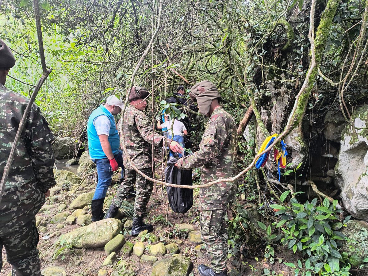 Ejercito_Div5's tweet photo. En el marco del #PlanAmazonía soldados del Batallón de Alta Montaña N.°1 TC Antonio Arredondo de la #Brigada13, realizaron una jornada de limpieza y recolección de basuras en las fuentes hídricas de Fusagasugá, #Cundinamarca, con el fin de apoyar la conservación de los recursos naturales de la región.