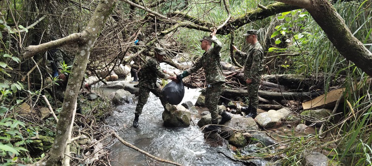 Ejercito_Div5's tweet photo. En el marco del #PlanAmazonía soldados del Batallón de Alta Montaña N.°1 TC Antonio Arredondo de la #Brigada13, realizaron una jornada de limpieza y recolección de basuras en las fuentes hídricas de Fusagasugá, #Cundinamarca, con el fin de apoyar la conservación de los recursos naturales de la región.