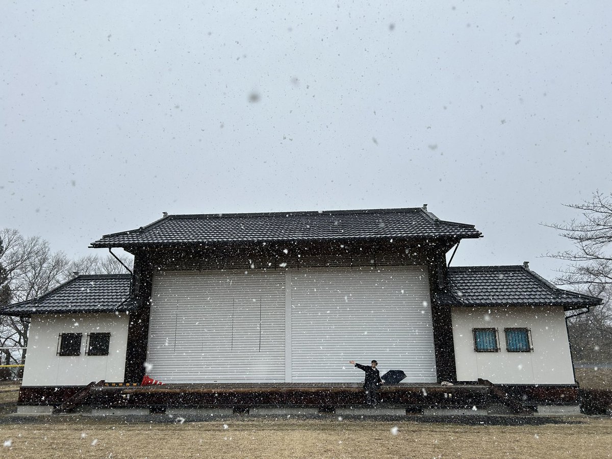 Yamazaki_Sugara's tweet photo. 青森県三戸町に御礼行脚をしてきました

2022年の撮影から、はや3年。
あの日も雪が降り積もり、映画『#日本一の晴れ男』は雪かきからのスタートでした。

町の方々にはほんとうにお世話になりました
三戸での日々は、忘れることのできない一生の宝物です

#三戸町 https://t.co/ky0fHaD3ih