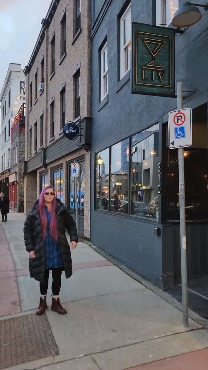 KitchenKnockout's tweet image. 🚨 Nashville Hot DONUT Chicken Burger?! 🍩🔥

We hit up LIV for Downtown Burger Battle 2025 to try this wild creation: crispy Nashville hot chicken, bacon jam, pickled red cabbage, scallion Japanese mayo, &amp;amp; dill pickles—ALL on a house-made scallion donut bun glazed with scallion…