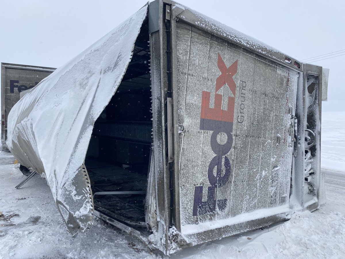 CTVGareth's tweet image. When your ‘vegan leather armchair’ absolutely positively has to be there overnight…
🚚❄️💨
This FedEx truck ran into problems on the Regina Bypass near Courtney Street South. #yqr @reginabypass @FedEx #winterroads
