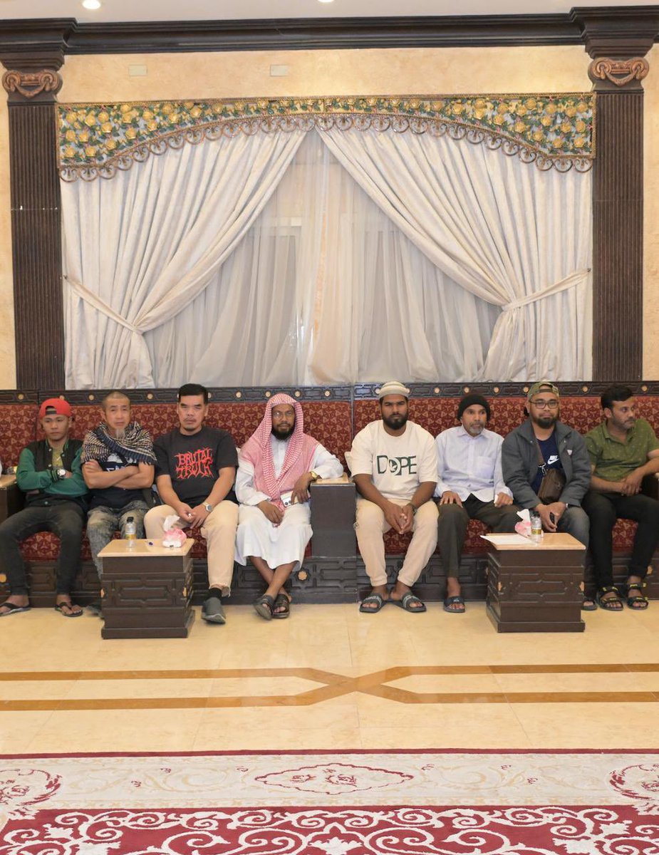 arfajfamily's tweet photo. استضاف مجلس #أسرة_العرفج
يوم #الجمعة ١٤ / #رمضان / ١٤٤٦ هـ
بعد #صلاة_التراويح
جمعية الدعوة والإرشاد وتوعية الجاليات بالأحساء ، حيث أقيم حفل تكريم لعدد من المسلمين الجدد للعام العاشر على التوالي . https://t.co/DtNI3Oem7P