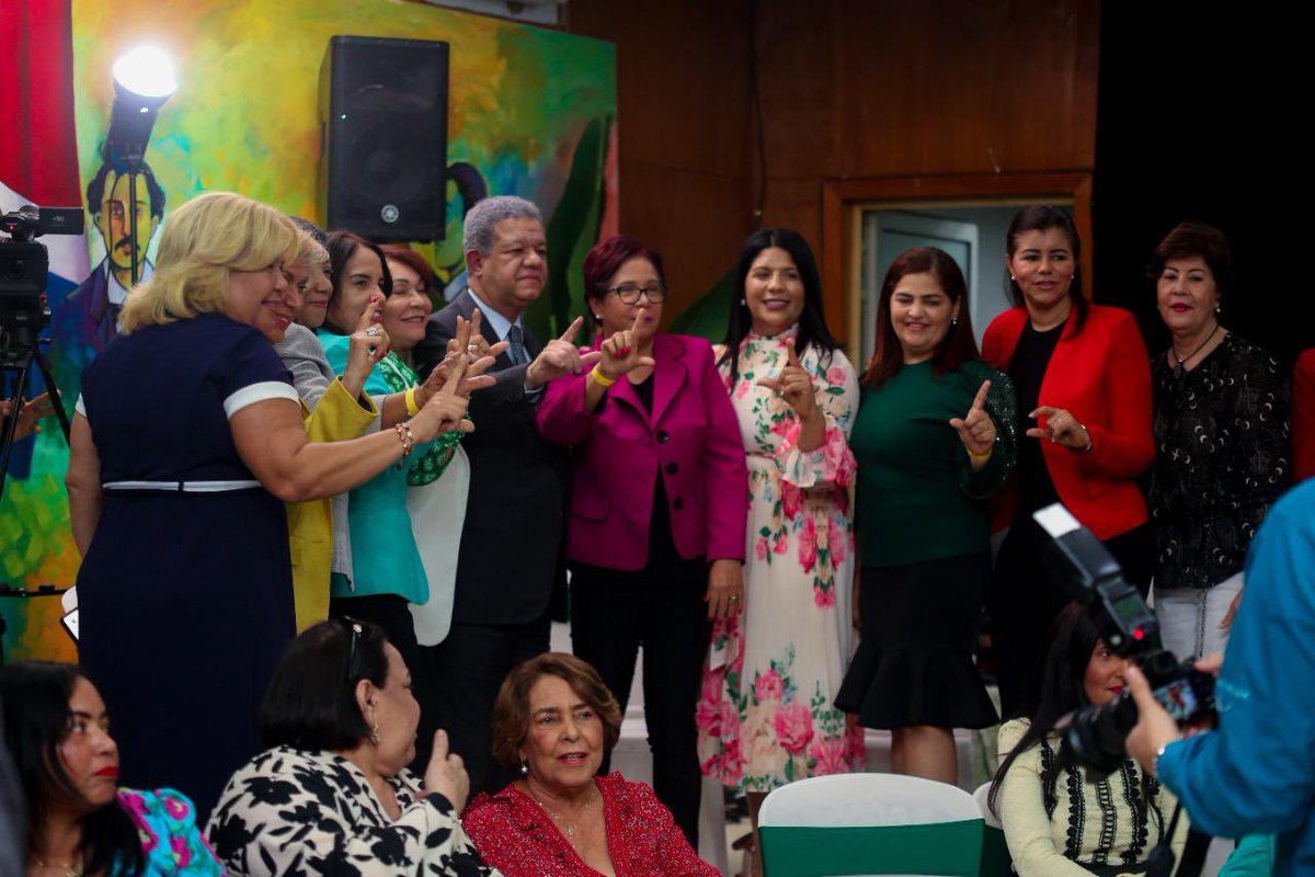 keylaReyna04's tweet photo. El presidente Dr. @LeonelFernandez y nuestro partido @FPcomunica somos la organización política con más mujeres en su más alto organismo que es la dirección política, mujeres trabajadoras, capacitadas y valiosas que trabajan día a día por nuestra organización, nosotras somos mayoría en el padrón electoral

 Somos las que más sufrimos los altos precios de la canasta familiar , inseguridad , falta de oportunidades para nuestros hijos, de nosotras depende que volvamos a llenar la República Dominicana por los senderos del bienestar de esta nación

Hoy más que nunca, las mujeres de la Fuerza del Pueblo seguimos firmes en nuestra convicción de transformar la
República Dominicana, porque sabemos que nuestro compromiso y nuestra visión son esenciales para el regreso de la prosperidad y la estabilidad en nuestra nación.

#FuerzaDelPueblo
#MujesFP
#KeylaReyna🇩🇴
