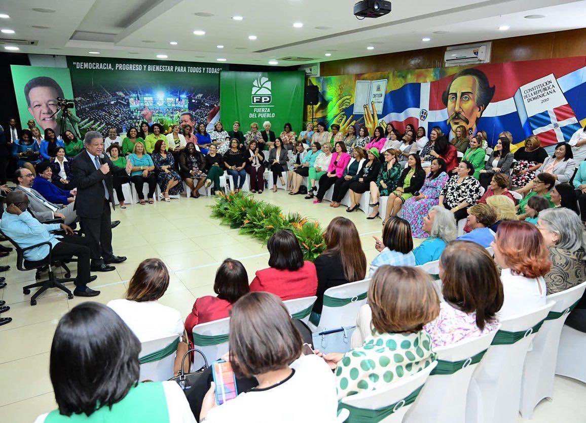 keylaReyna04's tweet photo. El presidente Dr. @LeonelFernandez y nuestro partido @FPcomunica somos la organización política con más mujeres en su más alto organismo que es la dirección política, mujeres trabajadoras, capacitadas y valiosas que trabajan día a día por nuestra organización, nosotras somos mayoría en el padrón electoral

 Somos las que más sufrimos los altos precios de la canasta familiar , inseguridad , falta de oportunidades para nuestros hijos, de nosotras depende que volvamos a llenar la República Dominicana por los senderos del bienestar de esta nación

Hoy más que nunca, las mujeres de la Fuerza del Pueblo seguimos firmes en nuestra convicción de transformar la
República Dominicana, porque sabemos que nuestro compromiso y nuestra visión son esenciales para el regreso de la prosperidad y la estabilidad en nuestra nación.

#FuerzaDelPueblo
#MujesFP
#KeylaReyna🇩🇴