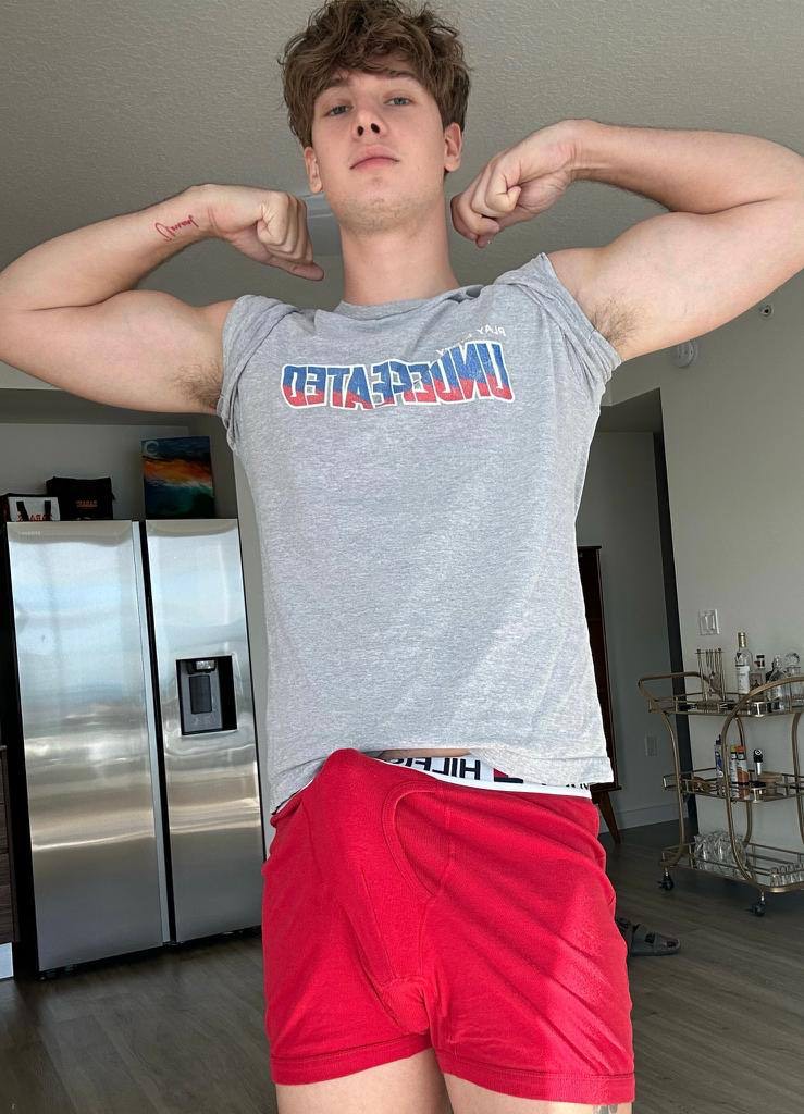 gus1508's tweet photo. skip the gym and game? https://t.co/2zDmQINqMF