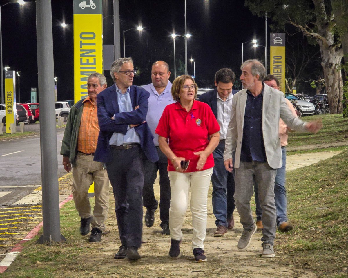 oppuruguay's tweet photo. En Salto: el director de OPP, @rodrigoarim1, acompañado por el equipo de descentralización y autoridades de la @id_Salto, presentan las nuevas obras en la Costanera Norte. ¡Impulsando el desarrollo local con más infraestructura! 🏗️ #Descentralización #Obras #PDGS https://t.co/daM0Mw281U