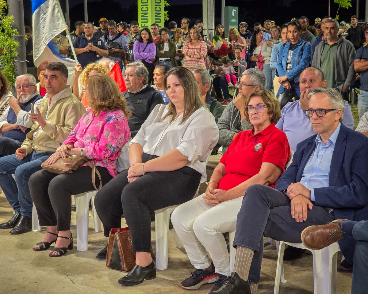 oppuruguay's tweet photo. En Salto: el director de OPP, @rodrigoarim1, acompañado por el equipo de descentralización y autoridades de la @id_Salto, presentan las nuevas obras en la Costanera Norte. ¡Impulsando el desarrollo local con más infraestructura! 🏗️ #Descentralización #Obras #PDGS https://t.co/daM0Mw281U