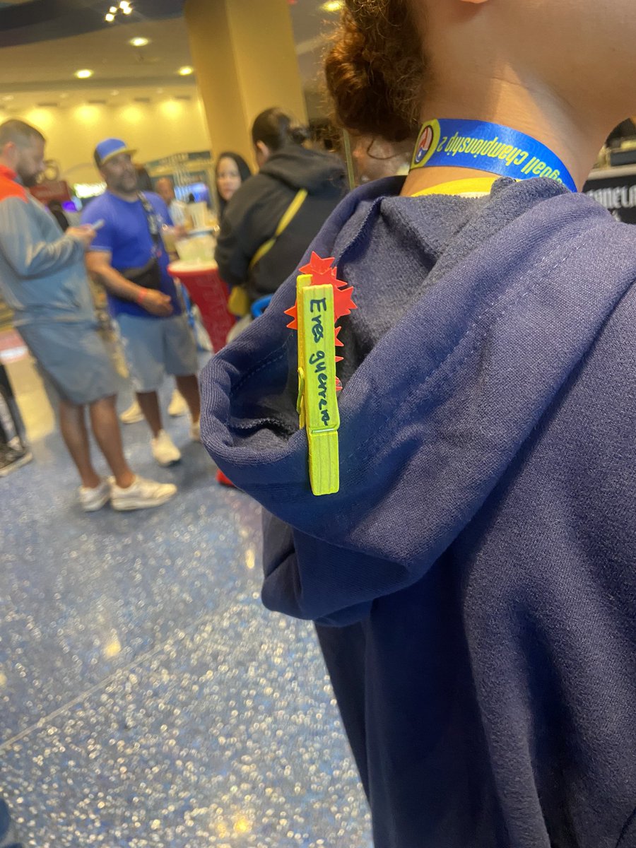 carloata's tweet photo. Esto está súper COOL!😍Un grupo de muchachas crearon estos pinches con mensajes positivos y se los ponen a las nenas (sin que ellas se den cuenta) en sus jackets, moños o bultos. Brutal🙌🏽🙏🏽🇵🇷🏐 https://t.co/i1NbUH4lep