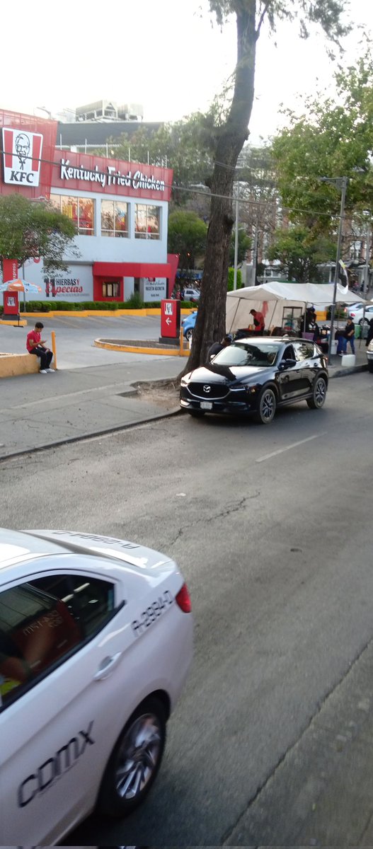 Estas camionetas todos los días obstruyen el libre tránsito en Av insurgentes sur afuera de la plaza #patiotlalpan en la alcaldía Tlalpan favor de poner orden <a href="/TransitoCdMx/">Tránsito CdMx</a> <a href="/SSC_CDMX/">SSC CDMX</a>  <a href="/UCS_GCDMX/">Unidad de Contacto del Secretario SSC CDMX</a>