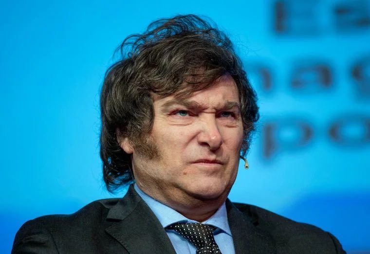 ¿Cuánto más aguantará Milei antes de que el país estalle?
La economía se hunde, la inflación sigue alta y la represión brutal a los jubilados ha hecho saltar las alarmas. Solo 3 de cada 10 argentinos creen que el país está en el camino correcto. 

Abro hilo ⬇️ 🧵