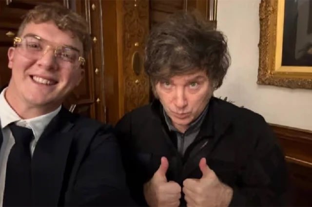 3. El escándalo de $Libra: la estafa libertaria

Milei promocionó una criptomoneda fraudulenta y el 76,8% de la población lo considera inapropiado.
El 64,3% responsabiliza directamente al presidente.
Su hermana Karina también empieza a caer: la valoración positiva de la “Jefa” se