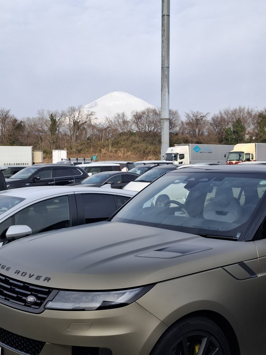 HideHinta's tweet photo. 本日の富士山　車と共に https://t.co/x7vT5jrVN6
