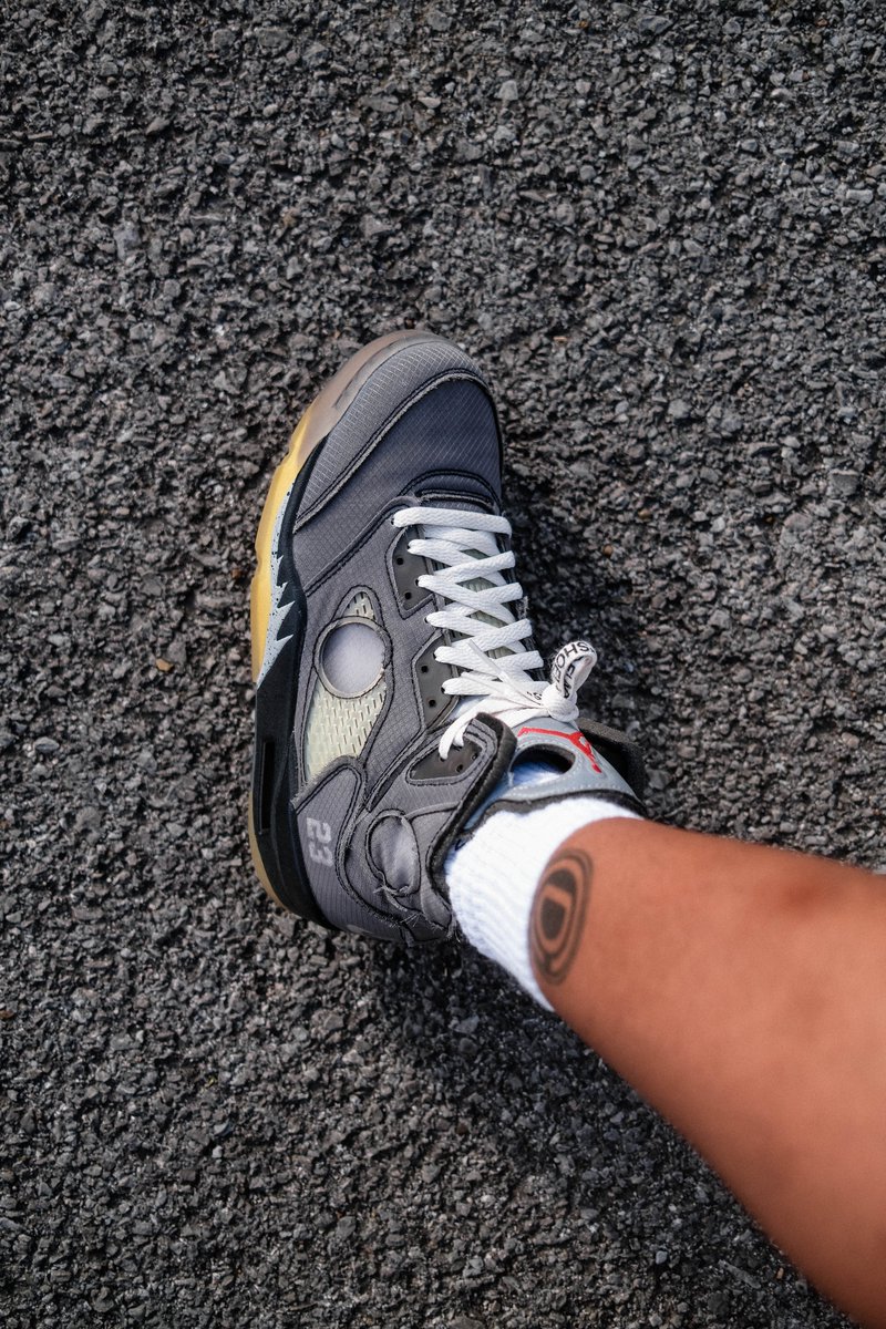 Gotta love it when you can chuck a pair of grails on feet.

Off-White 5’s Muslin are the kicks of choice today.