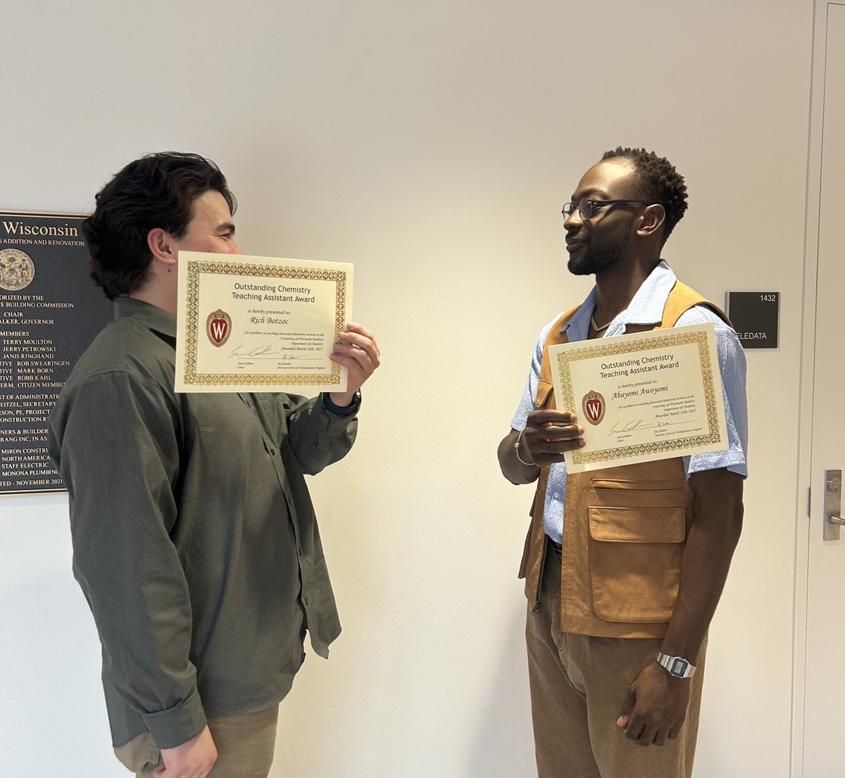 Congratulations to Jin group members Abayomi and Rich for their Outstanding TA Awards! 🙌🎊