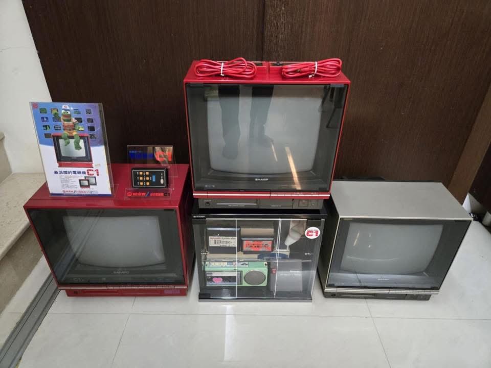 tecmo35's tweet image. これはマイコンピュータC1と言うテレビにファミコンが内蔵された物が

「ファミコンテレビC1」
三台のコレクションを持っています

そのうちの一台は非常に稀有で、台湾公認のC1です。

#レトロコンシューマー愛好会