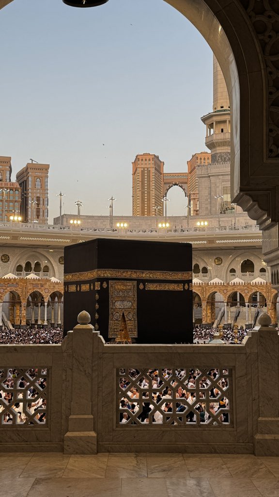 princessrose_26's tweet photo. في احضان الكعبه تركت غيمة احلامي وامنياتي في ودائعك يالله فاللهم الاجابه ، أطهر بقاع الأرض طاب اللقاء وارتوى القلب الحمدلله ، وداعاً يا بهجة الروح والفؤاد وداعاً مكه ، اللهم لا تجعل هذا آخر عهد لنا ببيتك العتيق🕋🤍 https://t.co/KOMn5ltzdl
