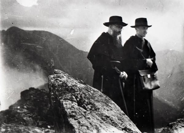 #15marca 1936 r. uruchomiono kolej linową na #KasprowyWierch. Ojciec Maksymilian jako człowiek, który uwielbiał nowinki techniczne, "sprawdził" ją już kilka miesięcy później.

Fot. Archiwum Niepokalanów