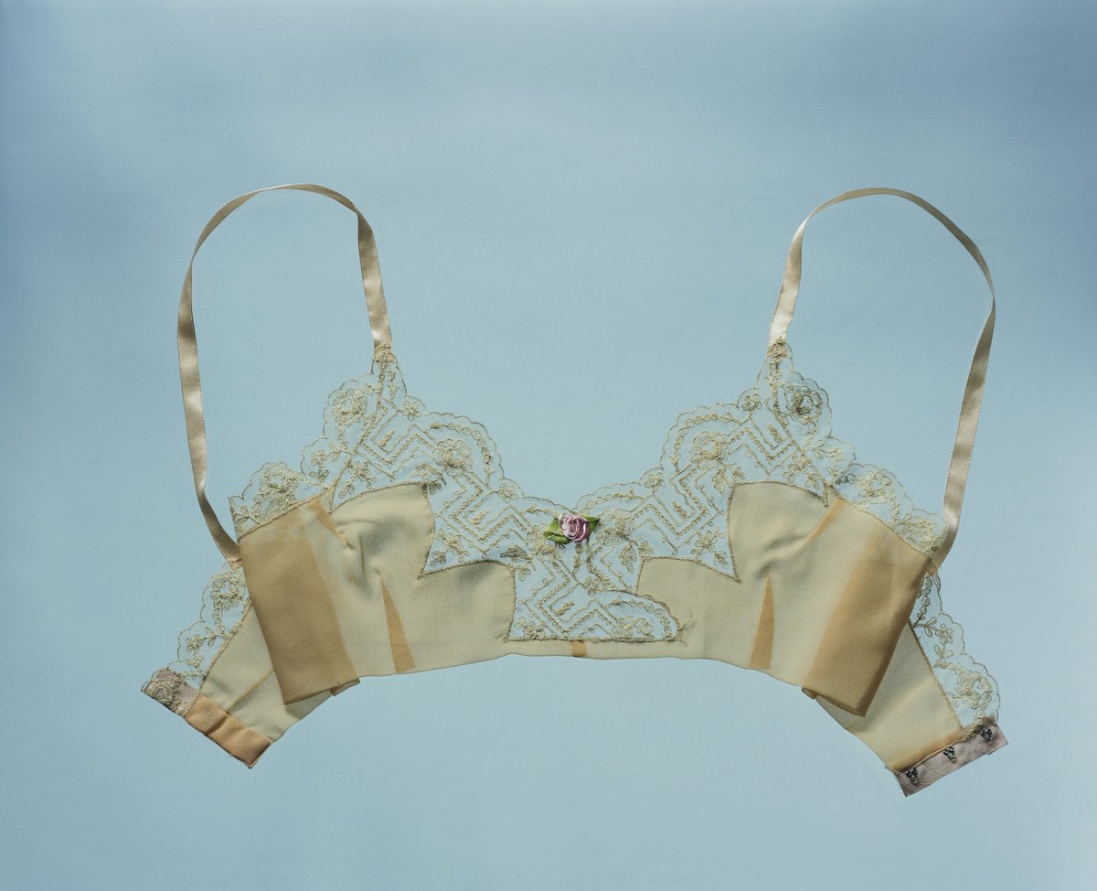 Brassiere, 1920s. Kyoto Costume Institute.