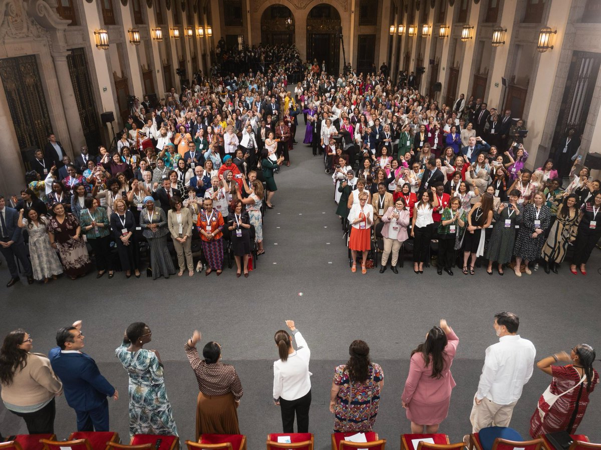 cynthialopezc1's tweet image. 🌍 ¡Histórico! 🇲🇽 Nuestra Presidenta @Claudiashein inaugura la Primera Conferencia Mundial de Mujeres Parlamentarias! Más de 380 parlamentarias de 63 países hoy en Palacio Nacional movilizando al mundo desde México por la paridad! Es tiempo de mujeres!