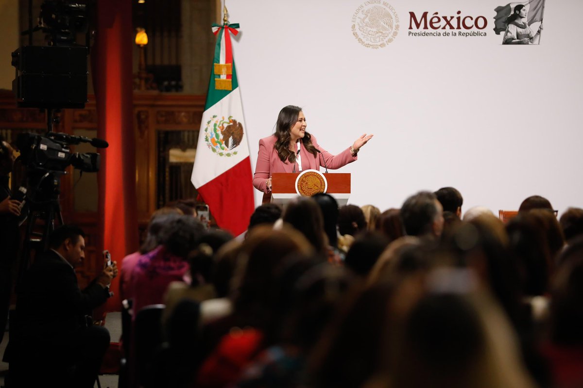 cynthialopezc1's tweet image. 🌍 ¡Histórico! 🇲🇽 Nuestra Presidenta @Claudiashein inaugura la Primera Conferencia Mundial de Mujeres Parlamentarias! Más de 380 parlamentarias de 63 países hoy en Palacio Nacional movilizando al mundo desde México por la paridad! Es tiempo de mujeres!
