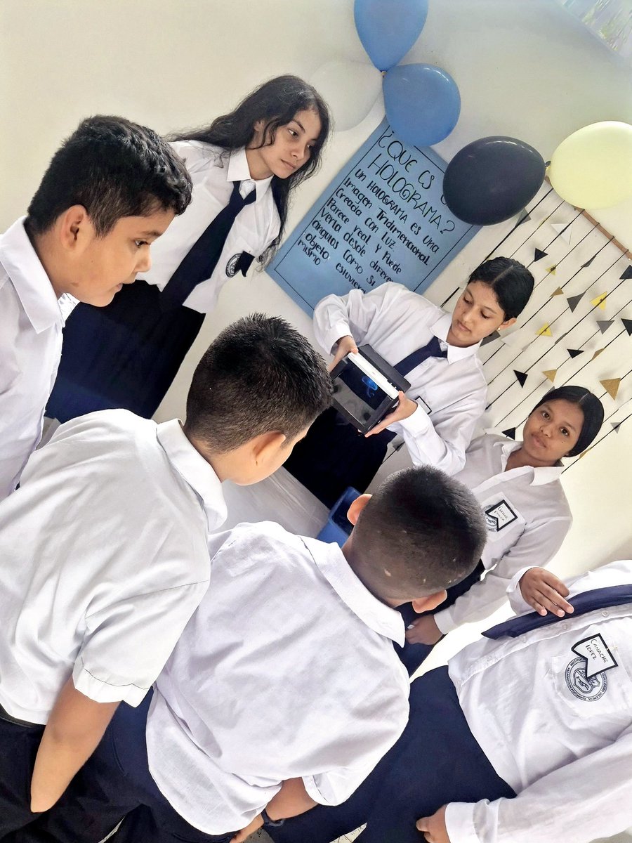 MaFegolo's tweet photo. Celebración del Día internacional de las matemáticas en mi colegio con estudiantes de grado noveno, quienes mostraron el Tangram, la balanza matemática, la construcción del dodecaedro, el proyector de imágenes y el teorema de Pitágoras. https://t.co/37AUXoq9pR