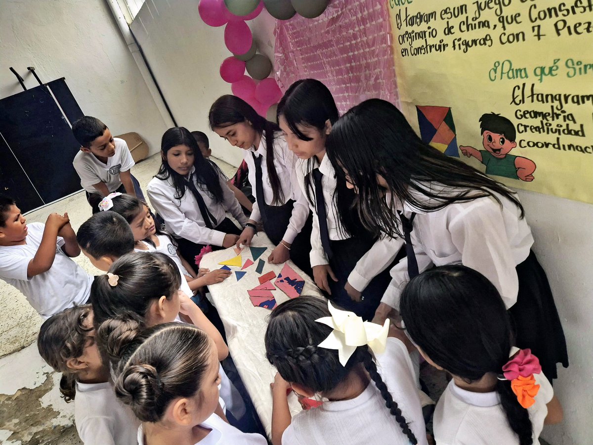MaFegolo's tweet photo. Celebración del Día internacional de las matemáticas en mi colegio con estudiantes de grado noveno, quienes mostraron el Tangram, la balanza matemática, la construcción del dodecaedro, el proyector de imágenes y el teorema de Pitágoras. https://t.co/37AUXoq9pR
