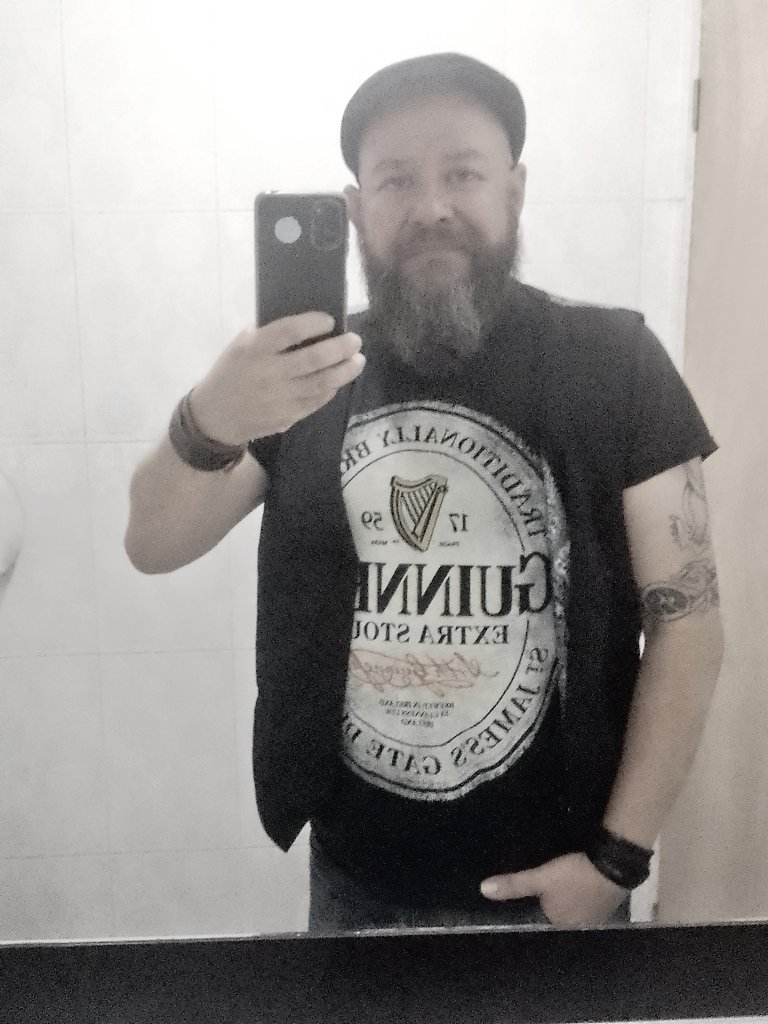 Road_Bass's tweet photo. La foto de rigor en el baño del Bar
#animando
#SaintPatricksDay https://t.co/eUVuFizmU1