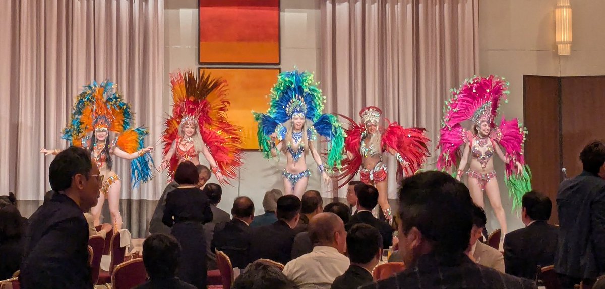 maorgaret_jazz's tweet photo. 昨日はとあるパーティー演奏でした🎹
なんとサンバ隊も登場🇧🇷
豪華絢爛、大盛り上がりの会に華を添えることができて良かったです🥳 https://t.co/6hvAQ4e0Xu