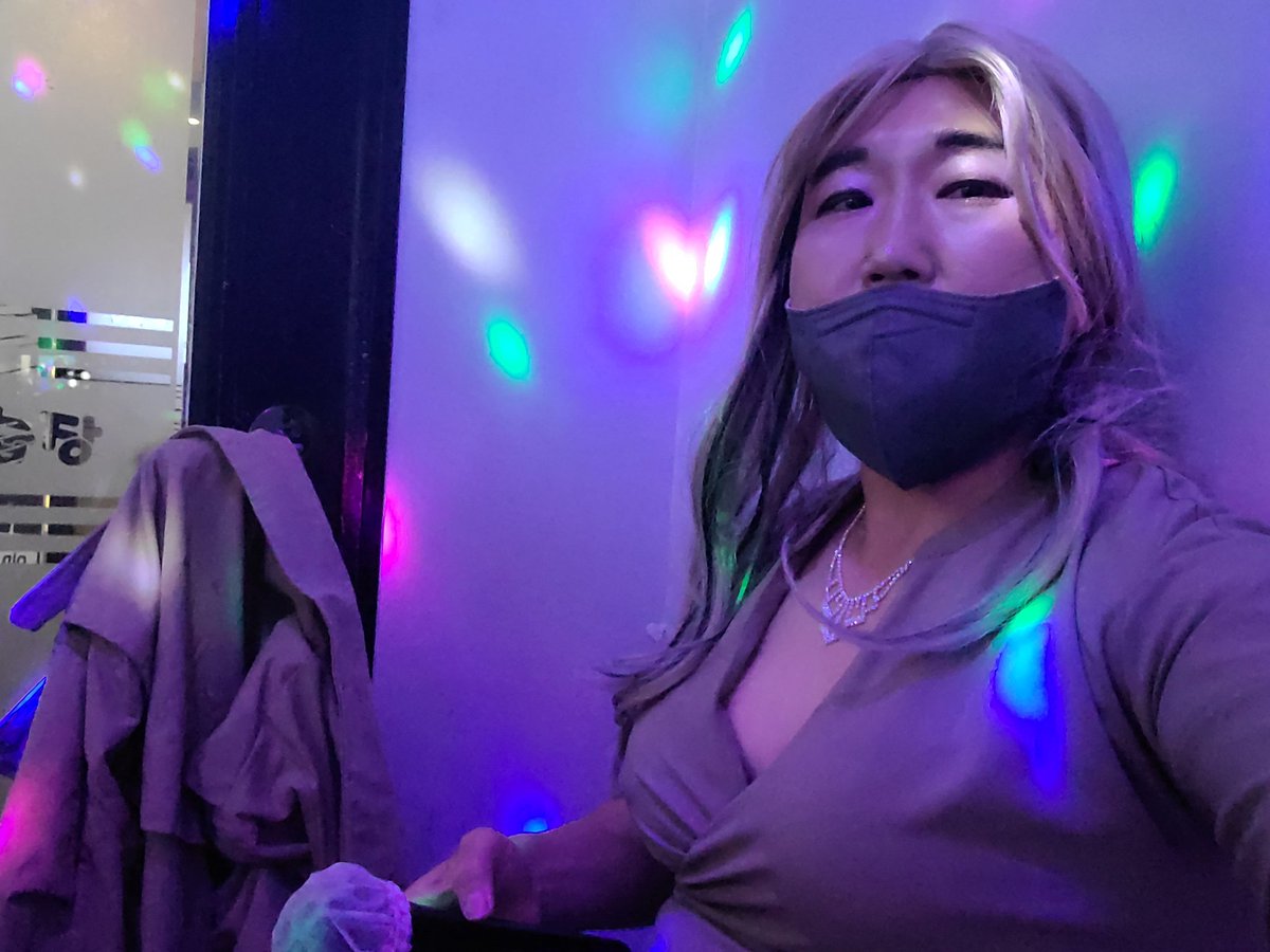 생에 첫  코노
인천레젼드 시디바 ^향기^  에서  한잔하고
노래가 너무 고파서  대학가 코노로  돌진
새벽4시  ^^  천원에  3곡  하내요
2천원어치  노래 완창하고 소원풀이 하고  왔어요  다음엔  1시간 5천원으로
업+코노 =  오늘도 또  갈볼깡♡
파티원  모집 ㅎ