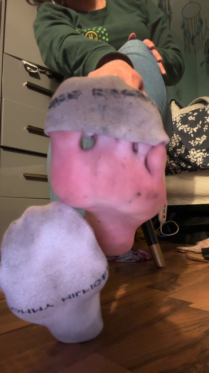 PrincessPtyFL1's tweet photo. Sniff up #sock loving #footsimps https://t.co/VZj2RDE1PD