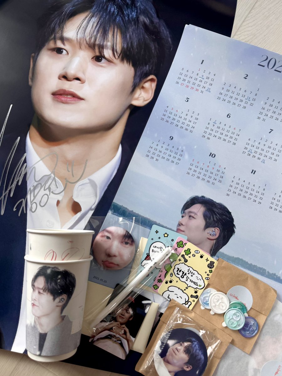 잠쉬망여,,,,✨후기 쓰고 생일카페를 받은 사람이 있다,,,.?✨

예상보다 부피가 크길래 모지 했는데 생일카페를 통째로 주시면 어떡해요,,,사진에 다 담기지 않은 선물 더 있는게 포인트🥹사인 포스터랑 굿즈보니까 승원이 생일날로 돌아간 기분이예요🤍마지막까지 정성 가득한 이벤트 감사합니다🙏🏻