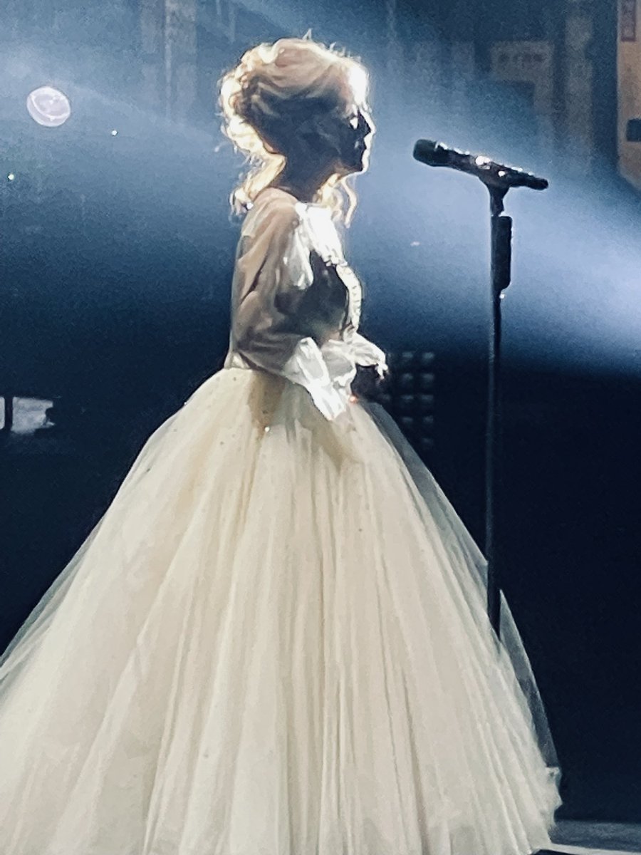 mariko36_staff's tweet image. 6年ぶりとなった仙台公演2daysありがとうございました。お客様の温かい拍手👏と声援、沁みました❣️

楽屋でバースデーセレモニー🎉
ヘンリーバンドからシルクのパジャマ、スタッフからあったかショールをいただきました✨　

#髙橋真梨子
#高橋真梨子
#ラストツアー　
#EPILOGUE