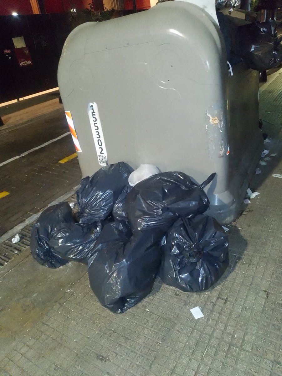 Suipacha al 600. Un operador nos manda estas fotos.
#CABAtierradenadie <a href="/jorgemacri/">Jorge Macri</a> <a href="/bacomuna1/">Comuna 1</a> <a href="/ibaistrocchi/">Ignacio Baistrocchi</a> <a href="/gcba/">Buenos Aires Ciudad</a> <a href="/cominvillanueva/">Pedro Comin Villanueva</a>