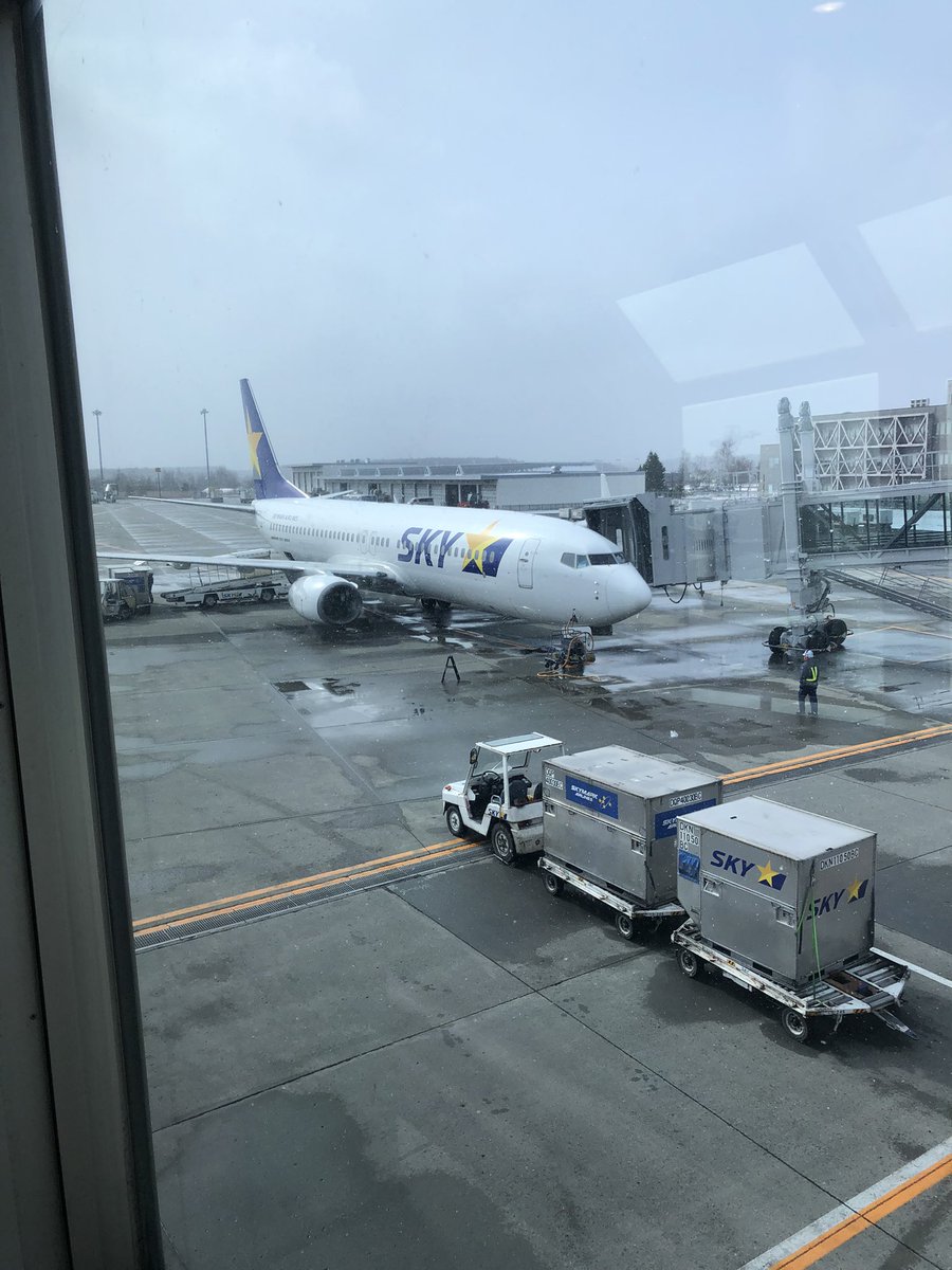 KAsahikawa's tweet photo. 北海道からMAN WITH A MISSION 福岡向かいます！
♯MWAM ♯マンウィズ ♯新千歳空港 https://t.co/M6oqh1FCjM