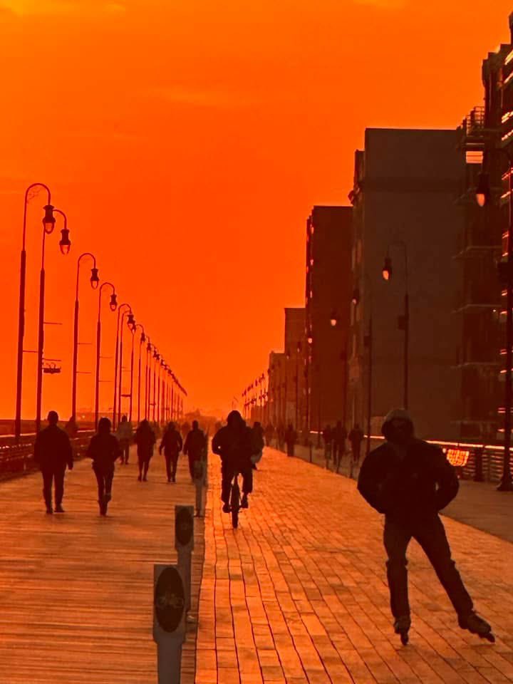 Tonight’s gorgeous and stunning sunset in Long Beach! <a href="/AddisonGreenWX/">Addison Green</a> <a href="/SamanthaAugeri/">Samantha Augeri</a> <a href="/AlexCalamiaWx/">Alex Calamia ☀️</a> <a href="/Meteor_Mike/">Mike Rizzo</a> <a href="/AWxNYC/">Allan Nosoff</a> <a href="/MattHammer12/">Matt Hammer</a> <a href="/hoffmanrich/">RichHoffmanWeather</a> <a href="/WeatherGeoff/">Geoff Bansen, CBM</a> <a href="/kristycampanawx/">Kristy Campana</a> <a href="/JGodynick/">Justin Godynick NBC10</a> <a href="/weatherwithhope/">Hope Osemwenkhae</a> <a href="/SkylerDayWX/">Skyler Day Harman</a> <a href="/GarofaloWX/">Meredith Garofalo</a> <a href="/JSeawright_TVWX/">Julian Seawright</a> #n12stormwatchers