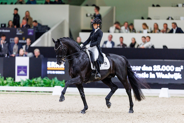 HorsewebDe's tweet photo. Den Weltcup Grand Prix des Dutch Masters in den Brabanthallen in Den Bosch gewann Charlotte Fry mit Glamourdale - wieder einmal. Im Parcours bestimmten Hans-Dreher und Richard Vogel den Ton der “Musik”. Details: https://t.co/zXc1VFpI0v
#DutchMasters #Weltcup #RichardVogel https://t.co/v8rK2J2c4P