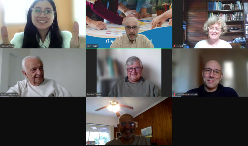 🎓 Desde la Escuela felicitamos a la nueva #graduada Liliana Pallo Pasques 🇪🇨 por la defensa de su tesis sobre el impacto de la publicidad en Facebook en LIMPROTECC S.A. ¡Un gran logro, #Magister! 👏🎉 #Marketing #Posgrado