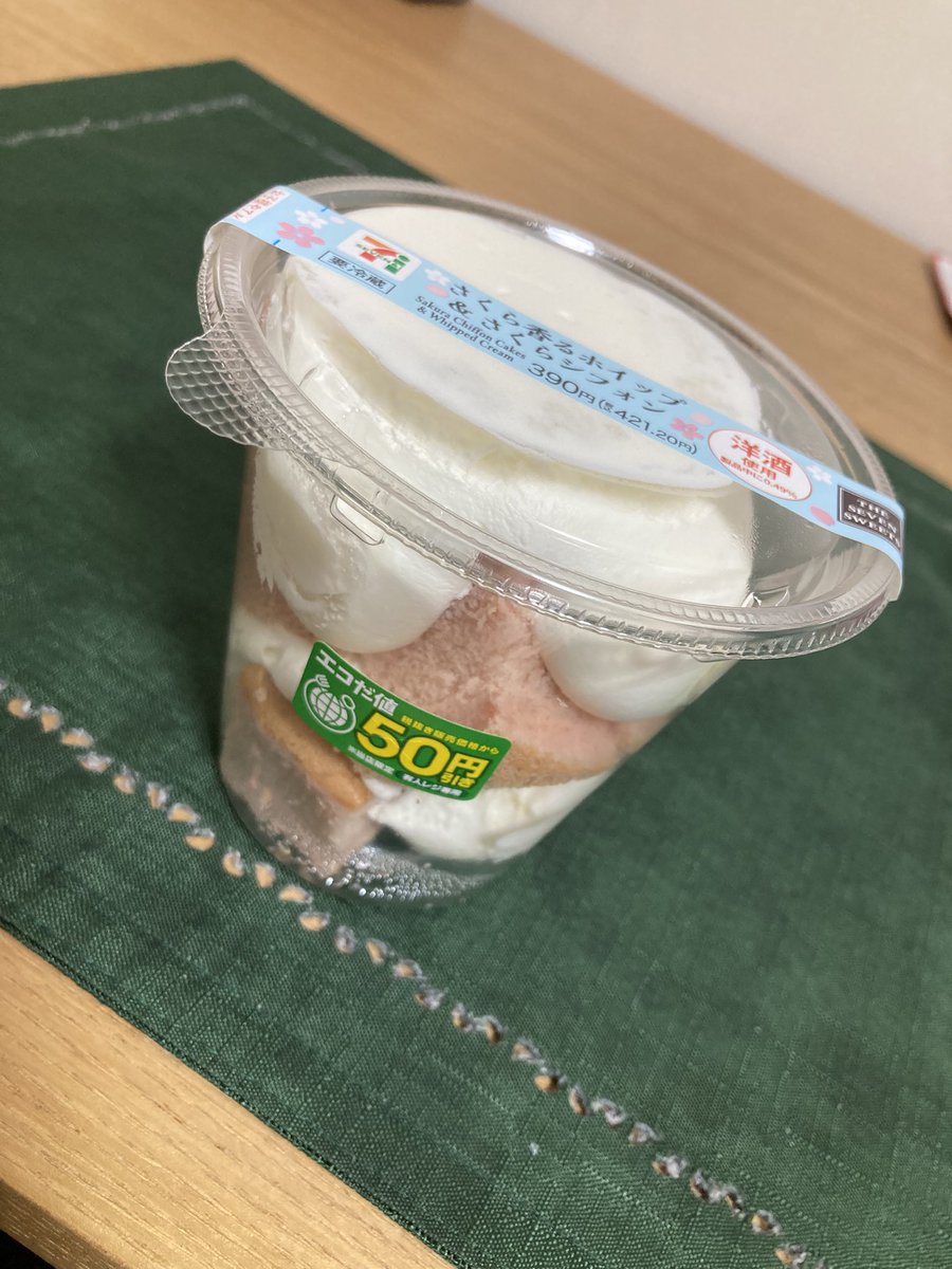 terinosuke21's tweet photo. 桜活動🌸
桜感：★☆☆☆☆
ホイップからは特に桜感じなかった。残念。ケーキも口の中でふやかしてようやく桜感じる程度。おこ。量多いから朝ごはんとして食べると胸焼けするよしょっぱいもんくれ https://t.co/zlSnKmyWCE