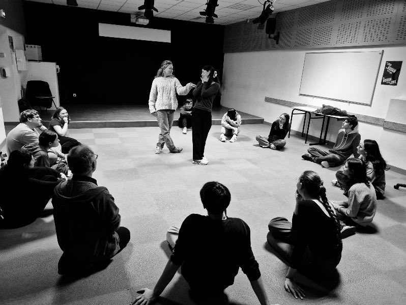 Un très bel engagement collectif des élèves lors du stage de #théâtre avec Heinzi Lorenzen, en partenariat avec la Cascade.