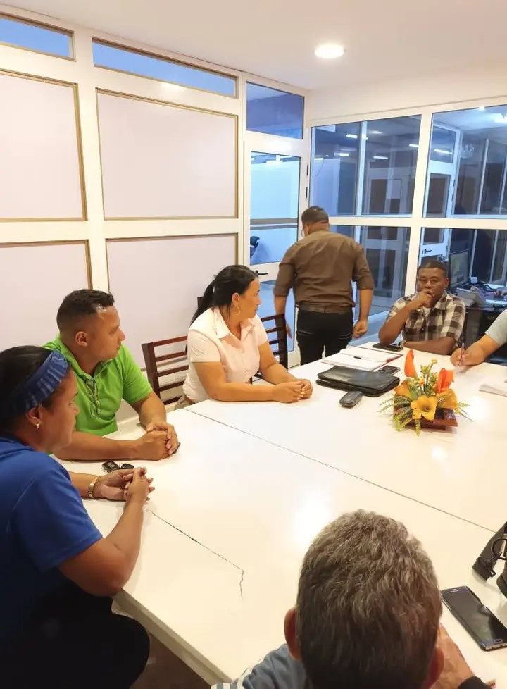 A partir de la desconexión del SEN, desde el despacho eléctrico junto a las máximas autoridades de la provincia  puntualizamos la situación de cada una de nuestras instituciones de #Salud.
#DePieYCombatiendo
#DPSGranma 
<a href="/DrRobertoMOjeda/">Dr. Roberto Morales Ojeda</a> 
<a href="/japortalmiranda/">José Angel Portal Miranda</a>