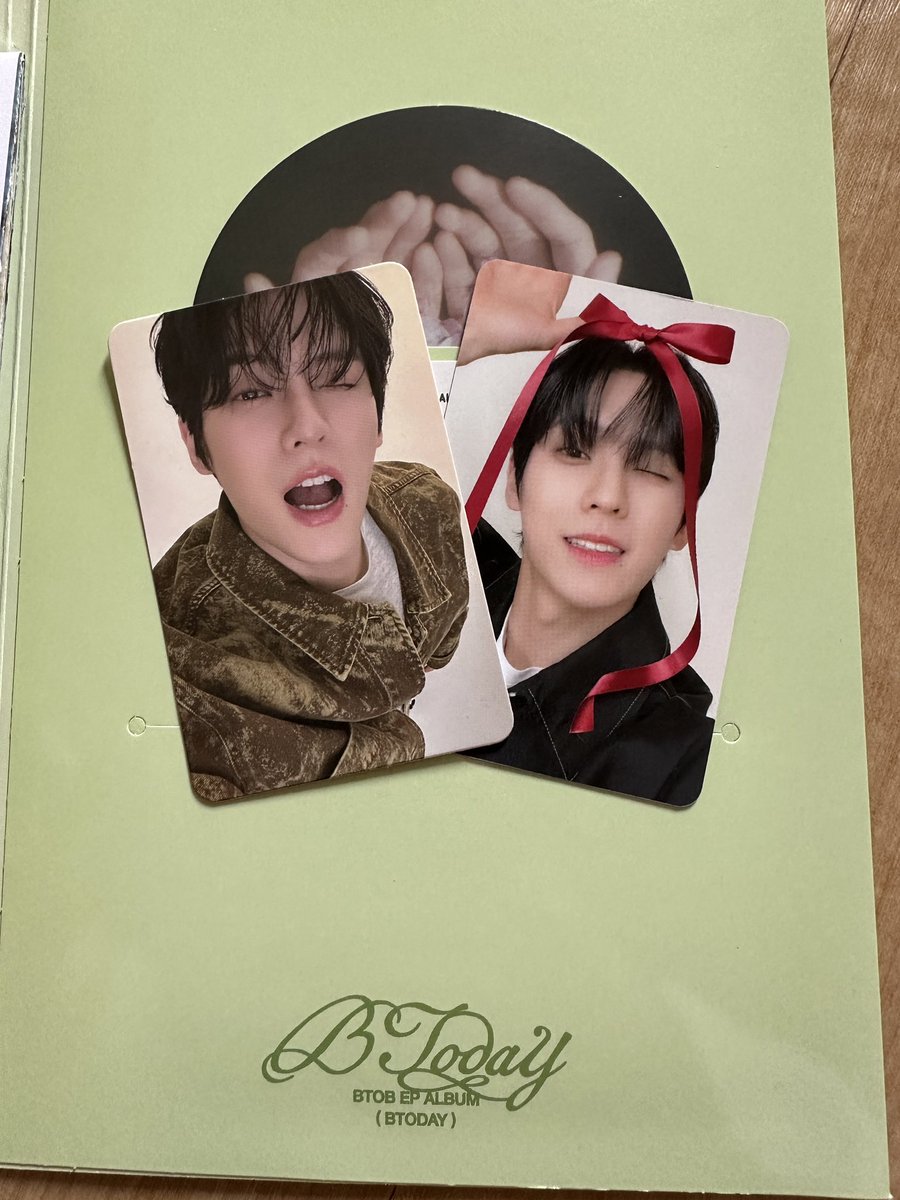 9r482ebNq1xUXdE's tweet photo. 중콘때 포토북 버전 나눔할 예정입니다
앨범깡을 한결과...프니가 압도적으로 많았습니다(17개)그 다음으로 은광이(10개)구요
그리고 현식이(6개),민혁이(3개)있습니다
미공포도 같이 넣었으니 많이 가져가주세요🥰나눔 장소와 착장은 그 날 알려드릴께요 https://t.co/vHuv25VFQg