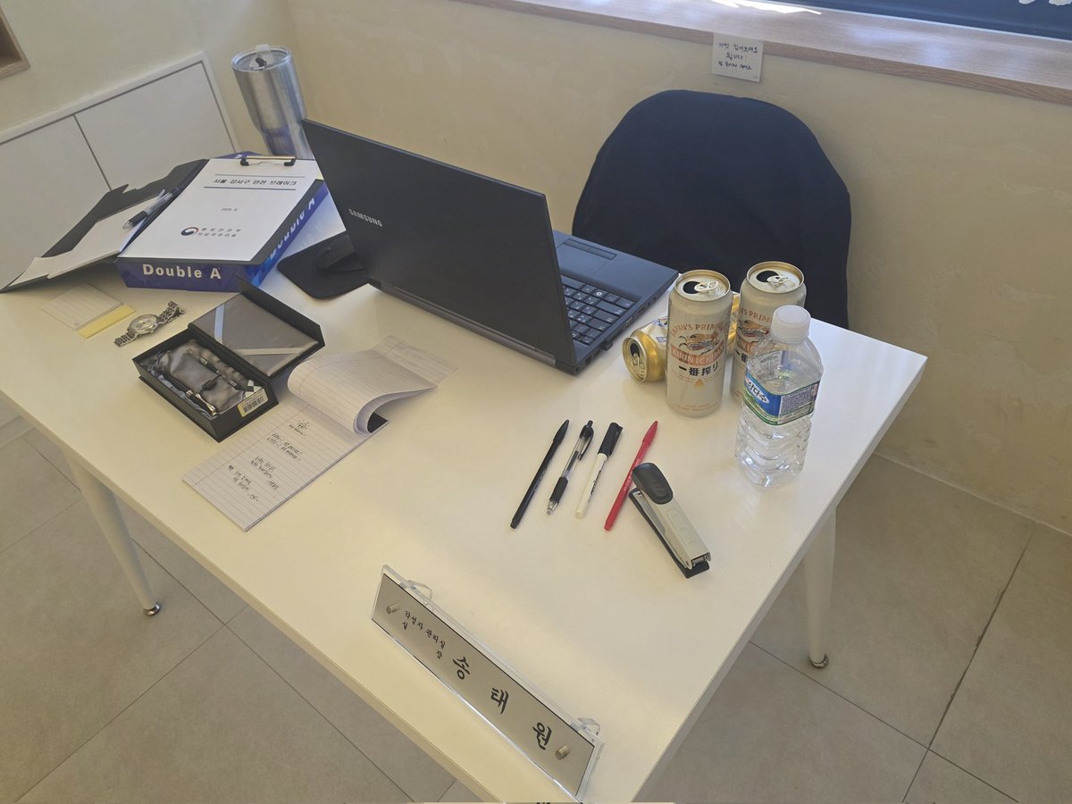 #선물은_괜찮습니다_축하는_감사합니다 
#송이아빠_이제_선생님_하셔야죠 
#샛노란_봄을_맞은_씨앗에게

이게 얼마만의 생카인지! 계정 생겼을 때부터 바라고 바라던 그이 생카… 열어주셔서 감사해요♡ 디피가 그이의… 집… 일상… 이런 느낌이라 숨 크게 쉬다가 사진 찍었다네요.