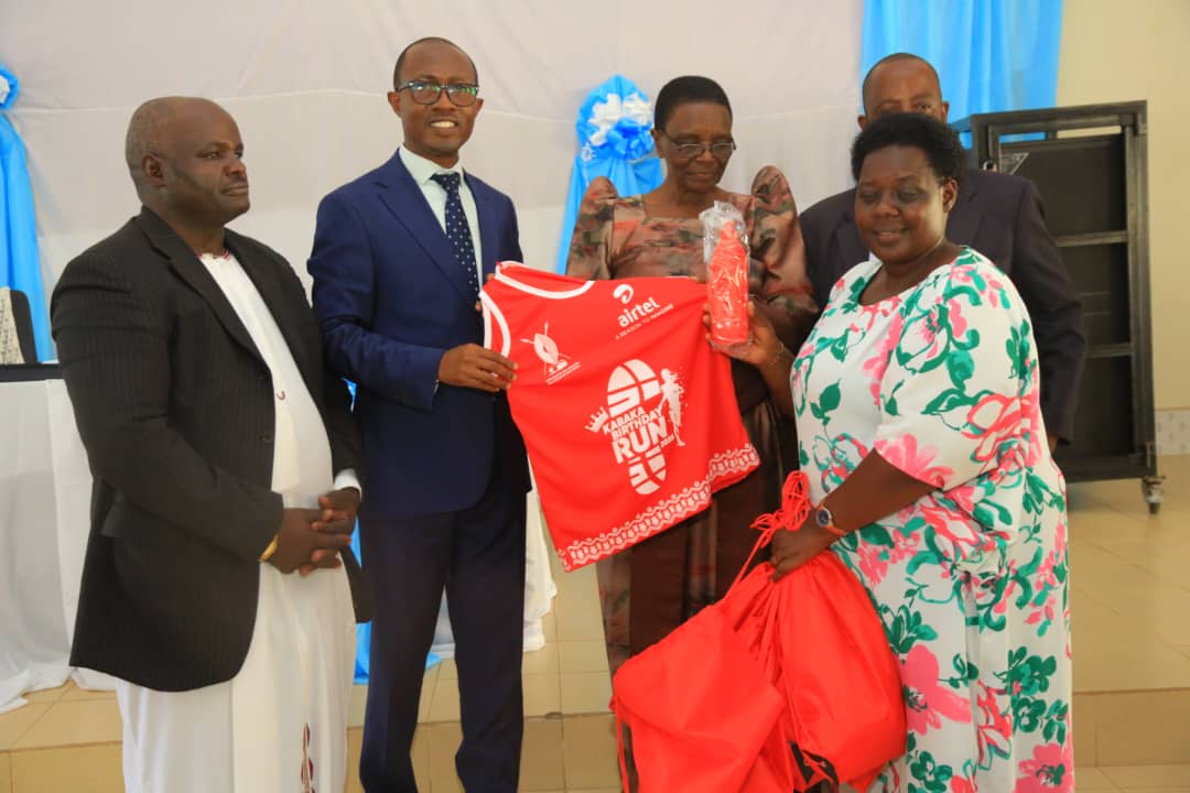 JosephKawuki_'s tweet image. Nsisinkanye Abaami ba Kabaka ku mitendera gyonna ab'e Ssaza Kooki, n'embalambika ku ntambuza y’emirimu.Ku mukolo gwe gumu olukiiko olukulembeze olw'e Ssaza wamu n'omumyuka owokubiri ow'omukwanaganya w'emirimu gya Ssaabasajja mu Ssaza Kooki,bakubye ebirayiro eby'obuweereza mu bifo