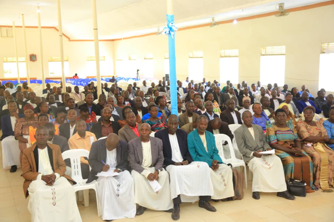 JosephKawuki_'s tweet image. Nsisinkanye Abaami ba Kabaka ku mitendera gyonna ab'e Ssaza Kooki, n'embalambika ku ntambuza y’emirimu.Ku mukolo gwe gumu olukiiko olukulembeze olw'e Ssaza wamu n'omumyuka owokubiri ow'omukwanaganya w'emirimu gya Ssaabasajja mu Ssaza Kooki,bakubye ebirayiro eby'obuweereza mu bifo